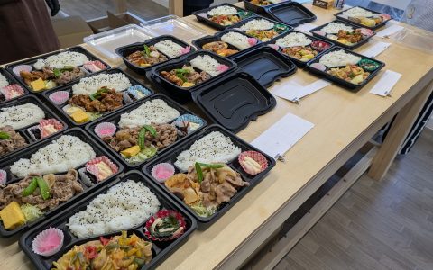 お弁当盛り付け風景